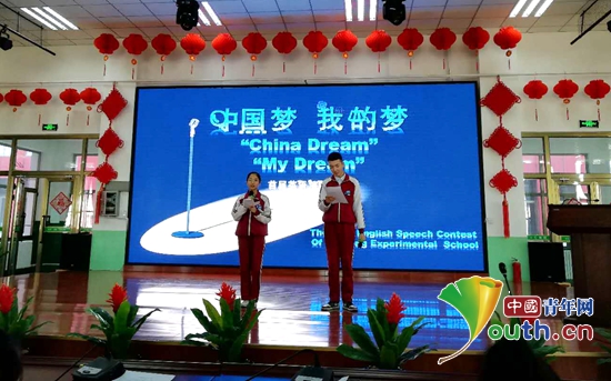 伊宁县南通实验学校举办了首届初中英语演讲比赛。图为演讲比赛活动现场。李洪宇 摄 伊宁县南通实验学校举办了首届初中英语演讲比赛。图为演讲比赛活动现场。李洪宇 摄