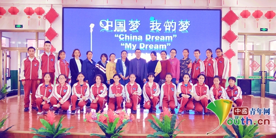 图为南通实验学校领导、山东大学研支团成员与参赛选手进行合影。李洪宇 摄 图为南通实验学校领导、山东大学研支团成员与参赛选手进行合影。李洪宇 摄