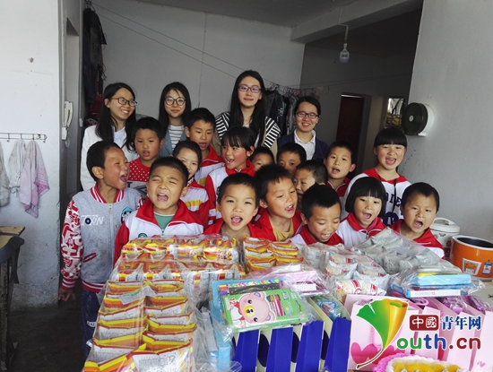 南京理工大学第18届研支团与水城县第二小学留守儿童之家孩子们共同庆祝六一儿童节。 南京理工大学第18届研支团与水城县第二小学留守儿童之家孩子们共同庆祝六一儿童节。