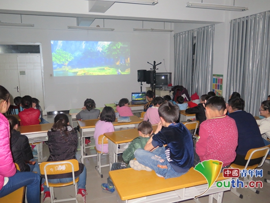 新疆阿合奇县志愿者为福利院孩子放电影迎新年