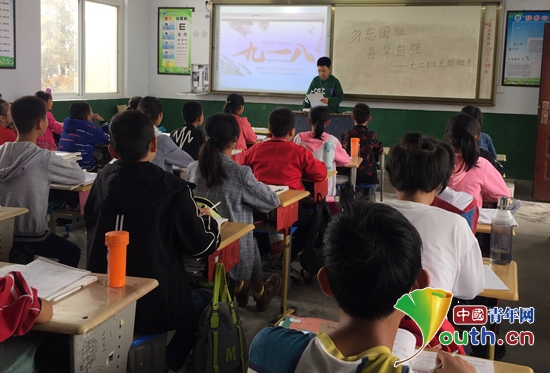 图为龙亭初中学生在主题班会上谈青少年如何爱国。西安建筑科技大学研支团 供图 图为龙亭初中学生在主题班会上谈青少年如何爱国。西安建筑科技大学研支团 供图