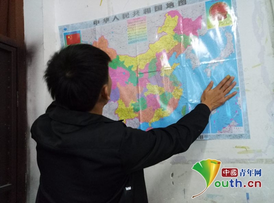 图为宁明中学学生在教室空白处张贴中国地图广西大学研支团 供图