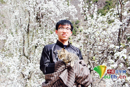 西南交通大学第十八届研支团队长沈彬彬着藏装同学生进行春游。沈彬彬供图 西南交通大学第十八届研支团队长沈彬彬着藏装同学生进行春游。沈彬彬供图