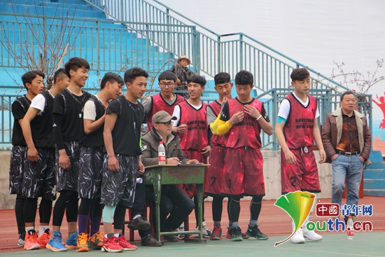 西南交大研支团在马尔康市中学举办校园篮球争霸赛。图为比赛前双方队员入场。沈彬彬 供图 西南交大研支团在马尔康市中学举办校园篮球争霸赛。图为比赛前双方队员入场。沈彬彬 供图