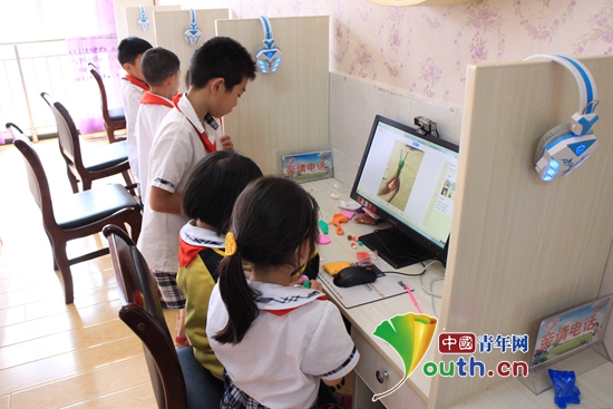 ���ҵ��ѧ��֧����ʯ���ص�һСѧ�����ض�֮ͯ�ҡ������ֹ��ͻ滭������ͼΪ�滭�����ֳ���� ��ͼ