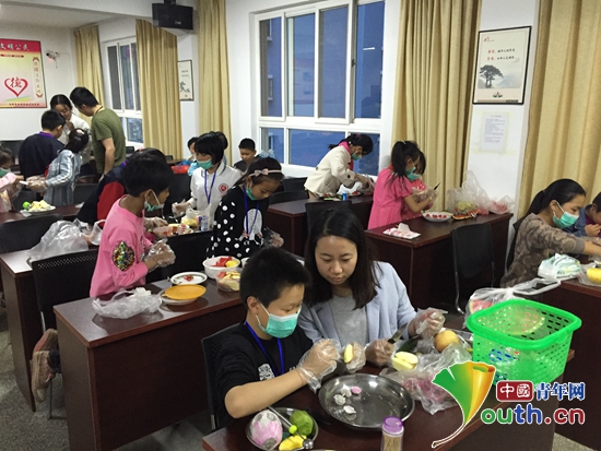 江南大学研支团走入夜校与学生制作水果拼盘