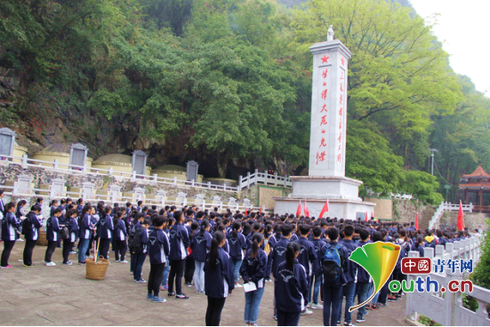 都安县高中师生来到都安翠屏山革命烈士陵园,深切缅怀革命先烈。图为活动现场。韩硕 供图 都安县高中师生来到都安翠屏山革命烈士陵园,深切缅怀革命先烈。图为活动现场。韩硕 供图