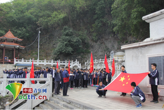 南京信息工程大学第十八届研究生支教团团长韩硕带领全体师生进行宣誓。 都安高中张一幸 供图 南京信息工程大学第十八届研究生支教团团长韩硕带领全体师生进行宣誓。 都安高中张一幸 供图