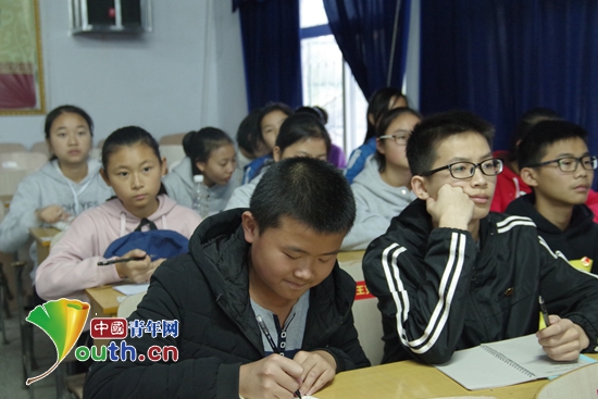 上海财经大学研支团组织玉溪中学全体团员学习贯彻党的十九大会议精神。
