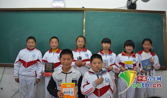 北京化工大学第二届研究生支教团团长张宇为孩子们发放学习用品。张宇 供图
