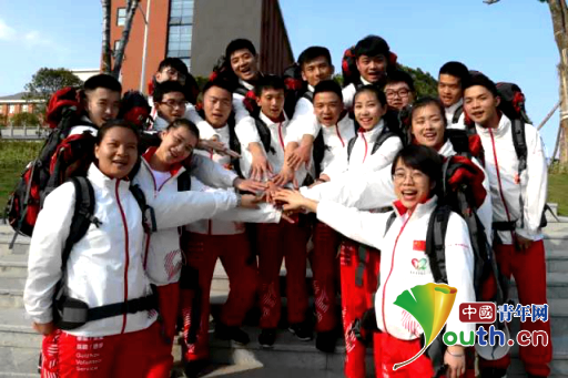图为服务缅甸的17名中国青年志愿者合影留念。团贵州省委 供图