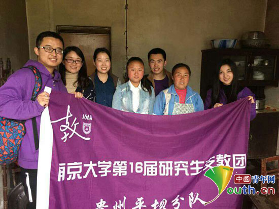 南京大学研究生支教团成员对学生周福艳进行家访。 南京大学研究生支教团成员对学生周福艳进行家访。