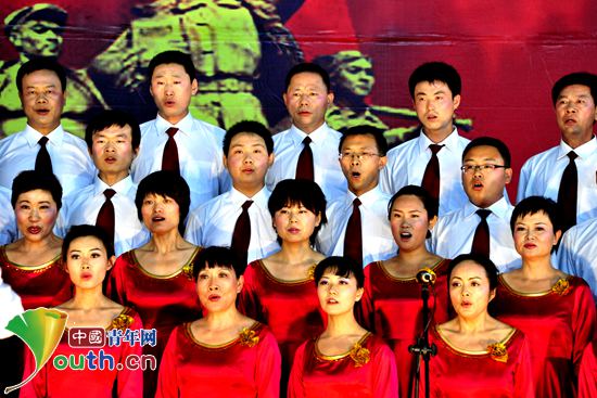 2011年志愿者王东参加农二师机关代表队庆祝建党90周年合唱比赛。河南牧业经济学院团委 供图 2011年志愿者王东参加农二师机关代表队庆祝建党90周年合唱比赛。河南牧业经济学院团委 供图