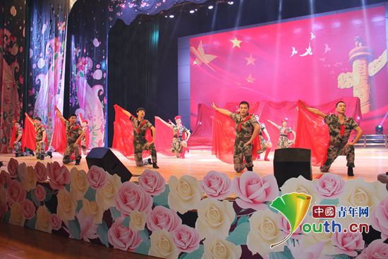 志愿者王东参加2014年新疆生产建设兵团第二师铁门关市机关文艺汇演。河南牧业经济学院团委 供图 志愿者王东参加2014年新疆生产建设兵团第二师铁门关市机关文艺汇演。河南牧业经济学院团委 供图