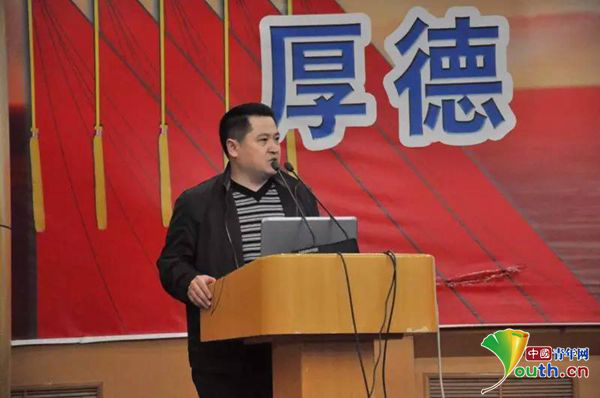 新疆志愿者李进走进山东理工大学与校友一起分享志愿服务西部的感受。李进 供图 新疆志愿者李进走进山东理工大学与校友一起分享志愿服务西部的感受。李进 供图